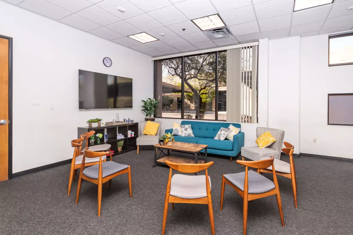 scottsdale outpatient addiction treatment group therapy room
